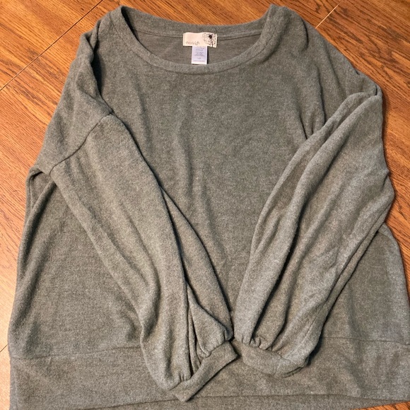 Everleigh Women’s Sweater - Picture 2 of 5